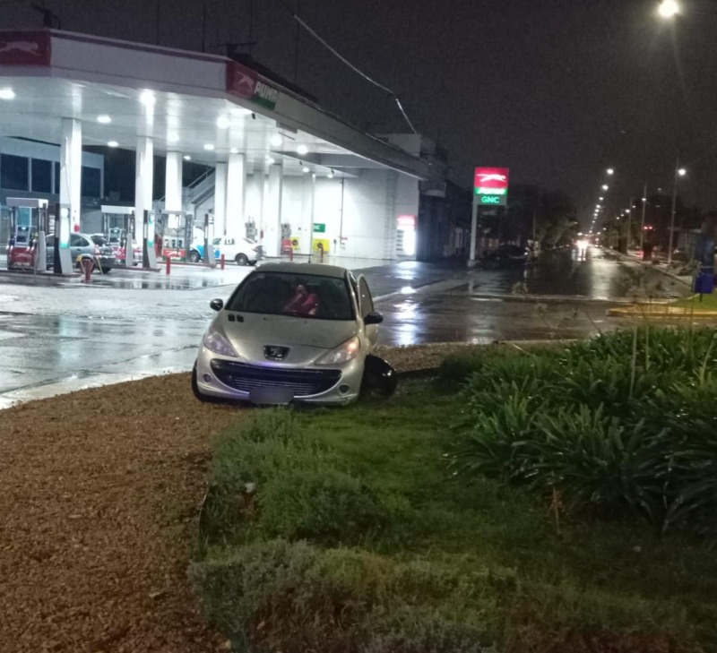 Un auto termin� arriba de la rotonda de Pringles y Del Valle